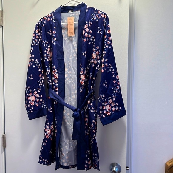 Morgan Lane x fabfitfan Navy Floral Satin Robe size Small/Medium - Picture 3 of 9